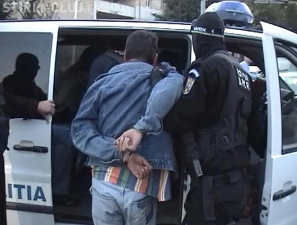 reținut-cătușe-polițist Sursă foto: stiridecluj.ro/ descriptiv