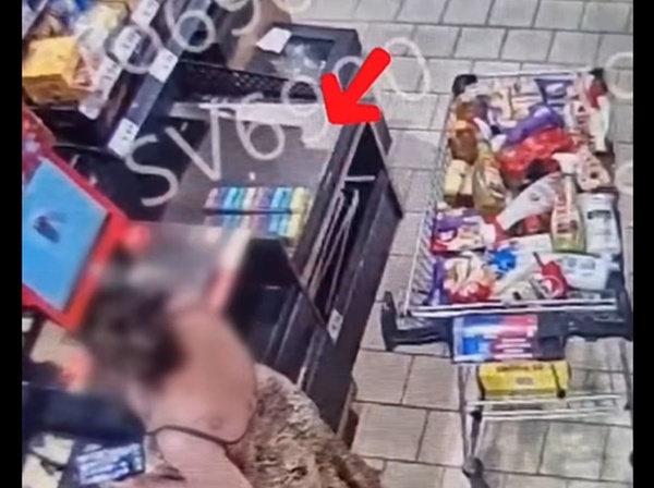 cats - (VIDEO) A plătit doar două pachete de bureți de vase și a încercat să plece cu un cărucior plin de produse