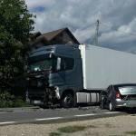 1f2f398f b499 460e 83d7 945d93e7cd41 - Accident la Valea Ursului. Impact violent între un TIR și o mașină