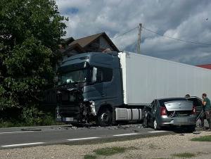 1f2f398f b499 460e 83d7 945d93e7cd41 - Accident la Valea Ursului. Impact violent între un TIR și o mașină