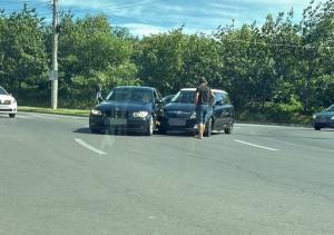 87a8842c 9b42 45ad b60d 88be5da3a117 - Accident în Pitești, la sensul giratoriu de lângă Ramada. Trafic îngreunat