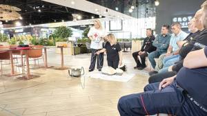 rotary instructaj defibrilator - Schimbarea începe prin prevenție! Cum redefinește Rotary Club Pitești Unity siguranța și educația pentru sănătate în Argeș