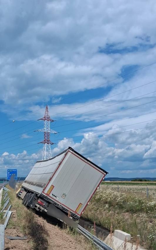 caada071 e3aa 4d30 9104 5d978a77c950 - UPDATE: Accident grav pe DEx 12 Craiova-Pitești. Trei persoane au ajuns la spital