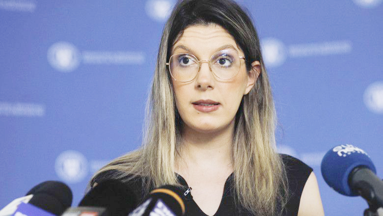 diana buzoianu - Scandalos! O singură amendă într-un an, deși internetul geme de selfie-uri cu urșii hrăniți pe Transfăgărășan!