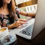 Locuri de muncă în Argeș! O primărie face angajări 10 loc de muncă laptop femeie angajată