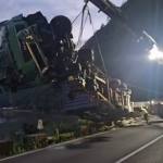 cats1 - Accident pe DN 7. Un TIR a plonjat în râul Olt