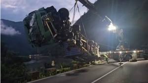 cats1 - Accident pe DN 7. Un TIR a plonjat în râul Olt