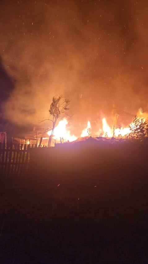 0c8e1b2a 9526 448e b798 6db7d39ce6b5 - Incendiu puternic în Berevoești. Le-a luat foc casa în toiul nopții