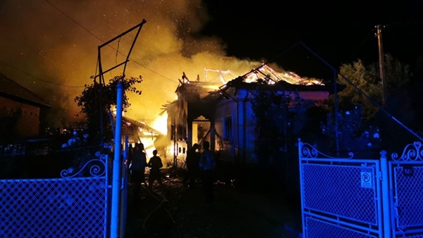 4218f4f3 7a07 4852 9892 99f9cccd3d51 - Incendiu puternic în Berevoești. Le-a luat foc casa în toiul nopții
