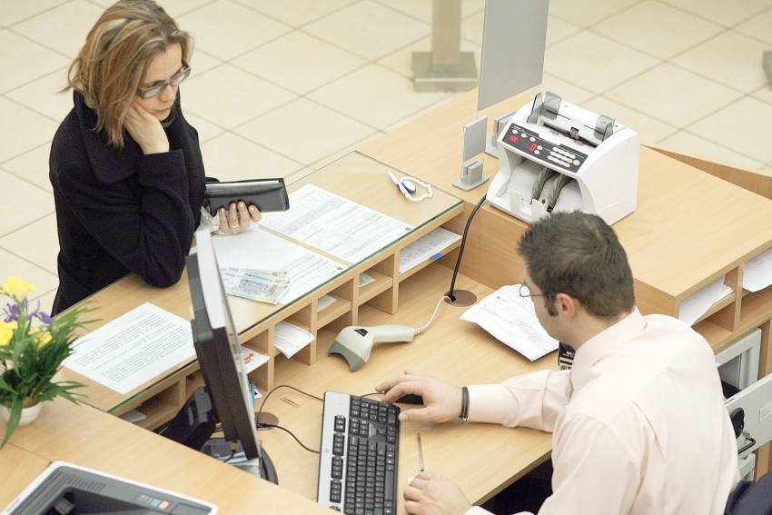 credit banca - Consilier bancar - trimis în judecată după ce i-a făcut unui bărbat un credit de 52.000 de lei fără știrea lui!