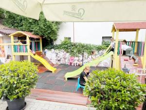 casa argeseana4 - Grădina CASA ARGEȘEANĂ – o oază de verdeață și gust autentic în inima orașului!