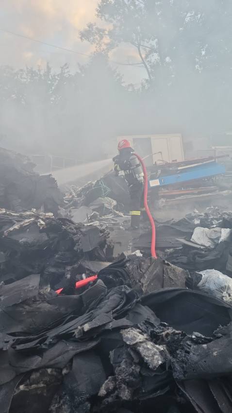 (Video) Incendiu izbucnit în incinta unei fabrici din Câmpulung 1 incendiu fabrica Campulung
