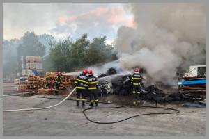 z 10 - (Video) Incendiu izbucnit în incinta unei fabrici din Câmpulung