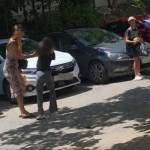 Imagini care au stârnit revoltă! O femeie și-a bruscat fetița în plină stradă (VIDEO) 10 mamă bruschează fetița constanța