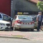 Examen auto cu ghinion. O tânără a încurcat frâna cu accelerația și a lovit 3 mașini 10 accident examen auto bucurești
