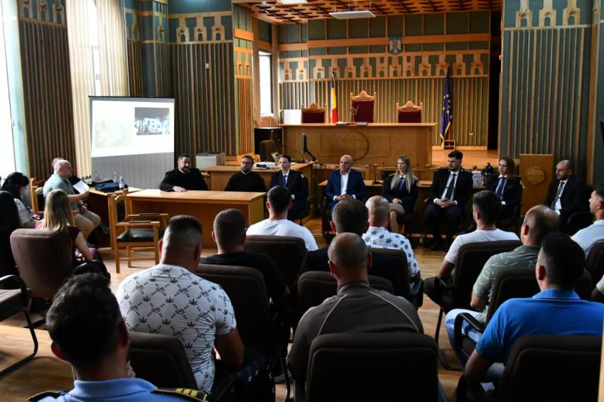 dezbatere privind reintegrarea detinutilor in societate 9 - Marius Buga - printre deținuții de la Mioveni care au stat față în față cu judecătorii