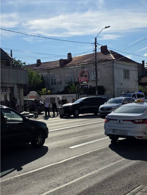 Trafic îngreunat în cartierul Nord! Două mașini s-au ciocnit 1 accident Nord