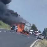 Trafic blocat pe DN 25! TIR cu ulei, cuprins de flăcări 10 incendiu tir ulei DN 25