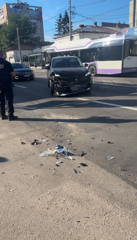 Trafic îngreunat în cartierul Nord! Două mașini s-au ciocnit 2 accident nord