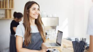 angajari elevi - Firmele care angajează elevi și studenți pe perioada verii pot primi un stimulent lunar de 330 de lei