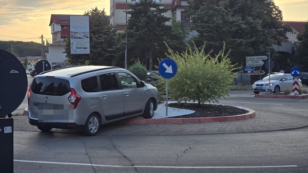 Încă un accident în Argeș. A ajuns cu mașina pe sensul giratoriu 1 2774a8e5 f941 43ae b7f1 1871a7ffe84f 1 - Încă un accident în Argeș. A ajuns cu mașina pe sensul giratoriu