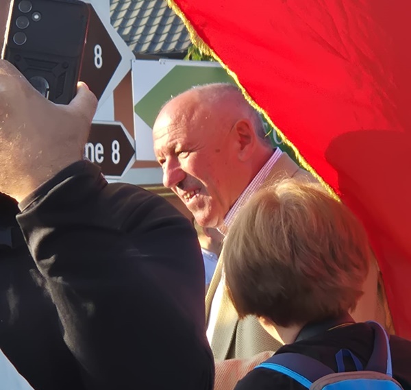 6446c295 4e7b 4f1c 98d1 2e2646a9188f - UPDATE: Călin Georgescu, întâmpinat de mii de oameni la Târgul de la Domnești. Oana Zăvoranu, în mijlocul mulțimii