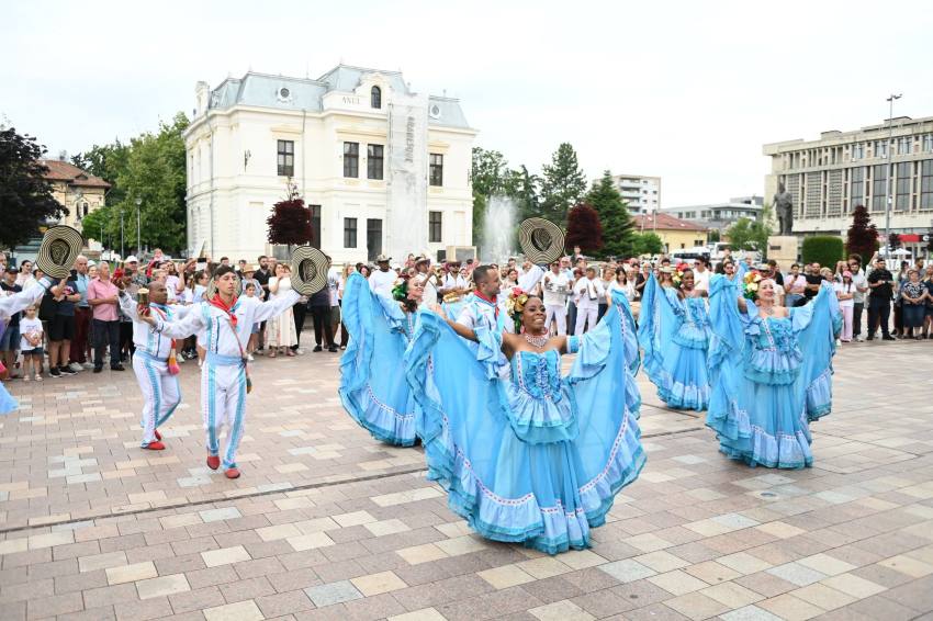 Final spectaculos pentru Festivalul Internațional de Folclor „Carpați”, la Pitești 2 Festivalul Internațional de Folclor „Carpați”, la Pitești