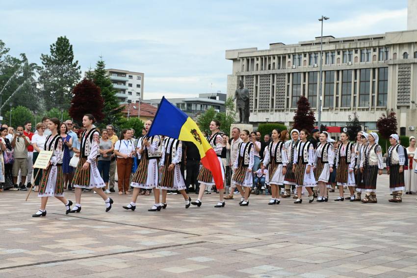 Final spectaculos pentru Festivalul Internațional de Folclor „Carpați”, la Pitești 1 Festivalul Internațional de Folclor „Carpați”, la Pitești
