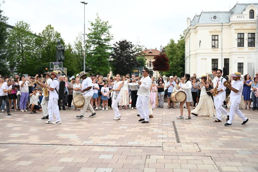 Final spectaculos pentru Festivalul Internațional de Folclor „Carpați”, la Pitești 4 Festivalul Internațional de Folclor „Carpați”, la Pitești
