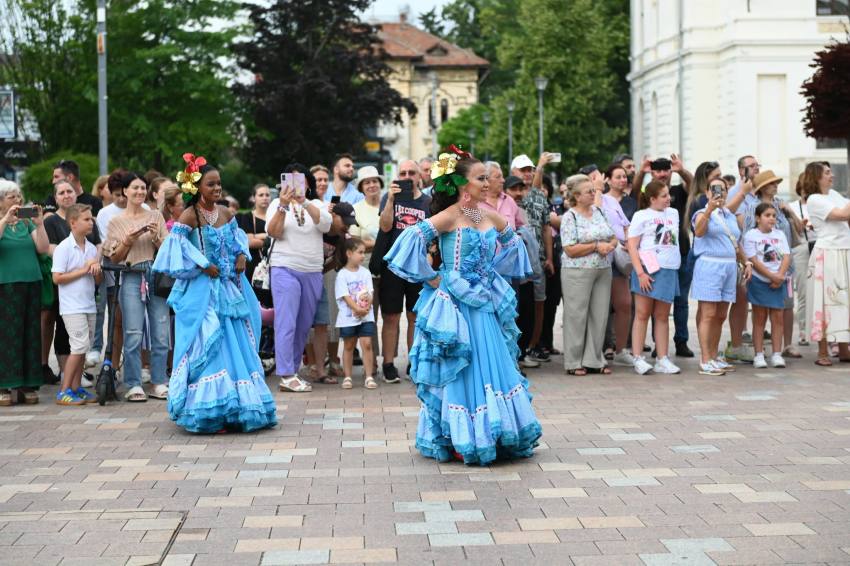 Final spectaculos pentru Festivalul Internațional de Folclor „Carpați”, la Pitești 5 Festivalul Internațional de Folclor „Carpați”, la Pitești