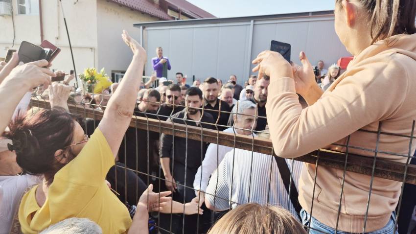 Calin Georgescu inconjurat de bodyguarzi cu cefe late - Reportaj din Argeşul lui Călin Georgescu