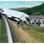 Impact între un autoturism și un TIR pe DN 7 17 accident DN 7