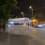 Scene incredibile la Cluj! Un avion a ocupat toată strada și a blocat circulația 15 avion cluj