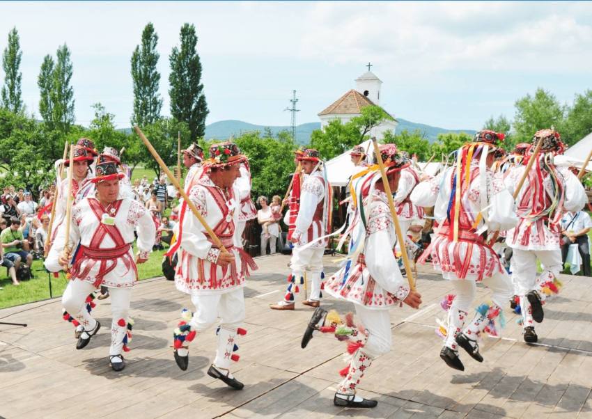 Călușarii de la Stolnici – purtători ai unei identități străvechi 1 Călușari