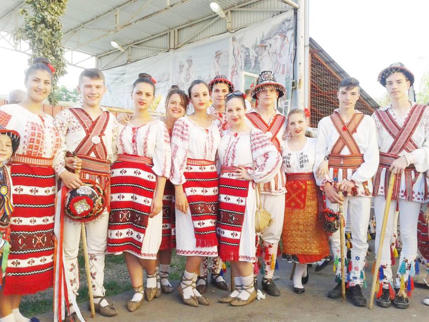 Călușarii de la Stolnici – purtători ai unei identități străvechi 3 calusarii de la Stolnici - Călușarii de la Stolnici – purtători ai unei identități străvechi
