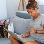 Faci cumpărături online? Ghidul ANPC te învață cum să te ferești de fraude 10 cumpărături online femeie laptop ghid anpc