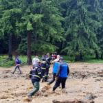 ARGEȘ: Drum blocat de viitură! Zeci de persoane blocate în mașini 10 viitură