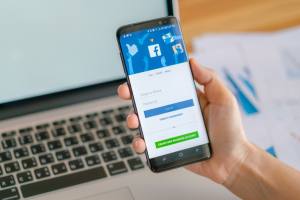 Facebook a picat telefon laptop
