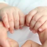 Un an de concediu maternal poate însemna cu 24% mai puțini bani la pensie 11 bebeluș mână copil părinte