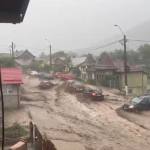 (VIDEO) Rupere de nori la Bușteni! Mașini luate de viitură, străzi transformate în râuri 14 viitură Bușteni