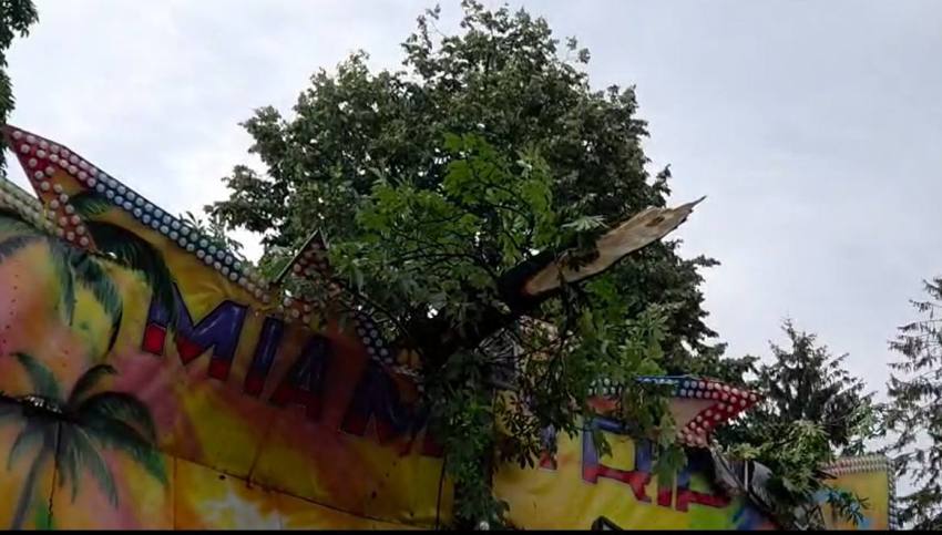 (Video) Sărbătoare compromisă de furtună la Câmpulung Muscel. Pagube mari! 1 furtună la Câmpulung Muscel