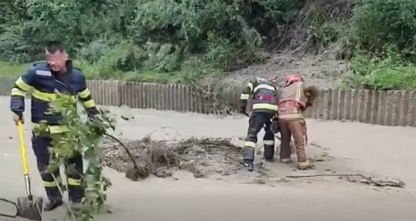 Alertă pe DN1! Pompierii intervin la Comarnic după ploile torențiale. Au fost trimise echipaje suplimentare 1 Sursă foto: screenshot video FB IGSU