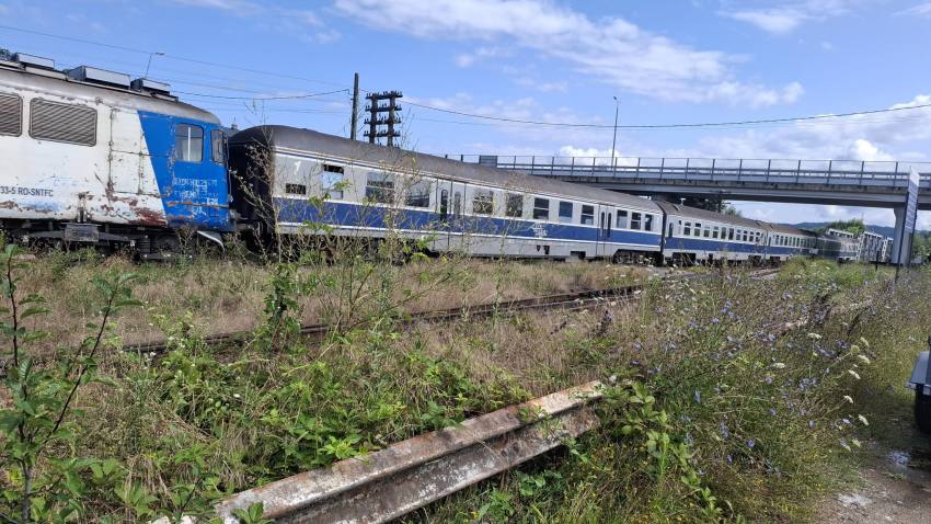 Situație incredibilă în Pitești: tren oprit în dreptul barierei după ce a rămas fără motorină 2 tren oprit Bananai Pitesti