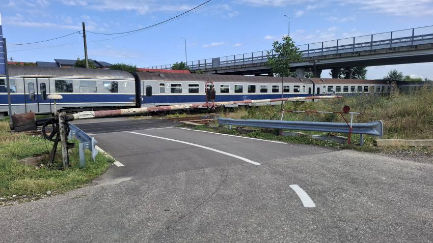 Situație incredibilă în Pitești: tren oprit în dreptul barierei după ce a rămas fără motorină 1 tren oprit Bananai Pitesti