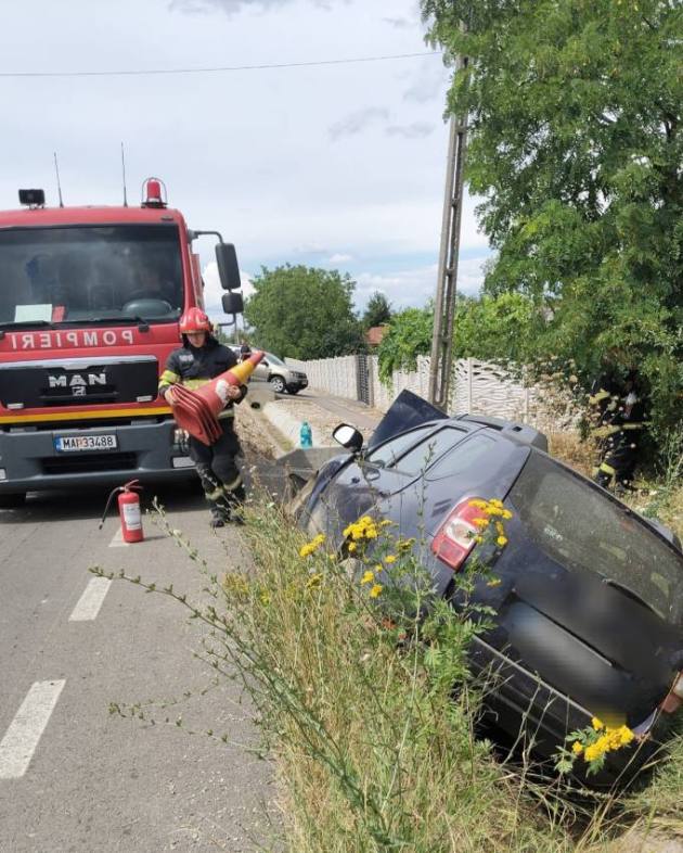 Autoturism intrat într-un cap de pod în comuna Oarja. Femeie preluată de SMURD 1 masina cap de pod pompieri