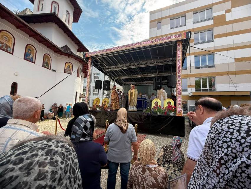 sf pantelimon sju pitesti - „Doctorul fără de arginți”, sărbătorit la SJU Pitești. Curtea spitalului a devenit neîncăpătoare