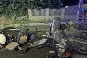accident suceva mașină ruptă in doua