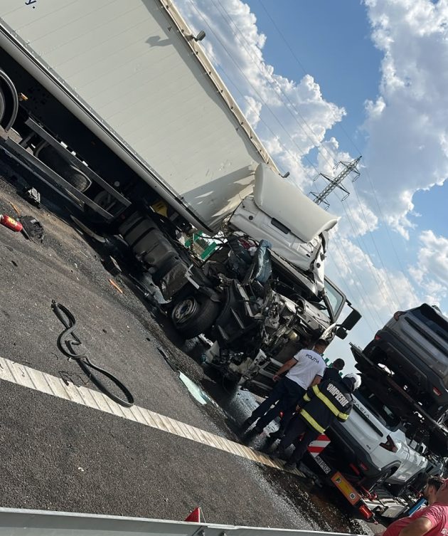 001d1555 0a44 43f2 9f8a 9781c192ec9f 1 - Accident pe Drumul Expres Craiova-Pitești. Trei camioane implicate