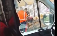 ambulanțier filmat în timp ce cumpără pepeni