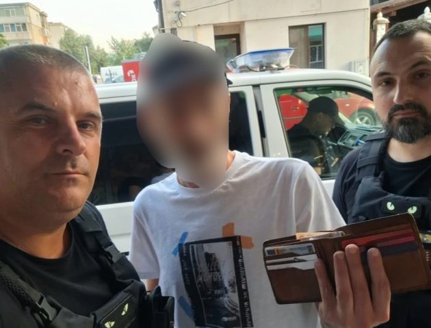 Portofel cu bani, carduri și acte, găsit pe o stradă din Pitești. Polițiștii locali i l-au restituit proprietarului